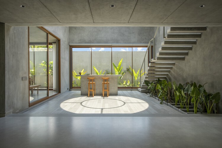 Concrete Wall House / TRAANSPACE - Interior Pictures, Table, Chair