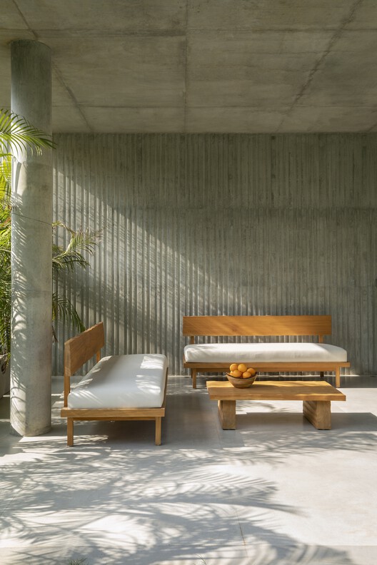 Concrete Wall House / TRAANSPACE - Interior Pictures, Bench