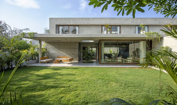House of Concrete Walls / TRAANSPACE - Exterior Pictures, Facade